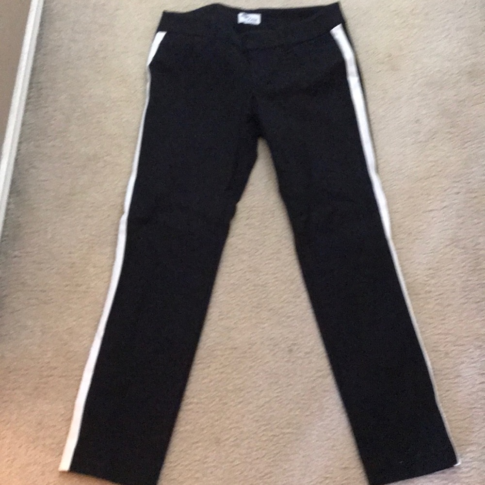 Diva pants Old Navy. Black wit white strap!